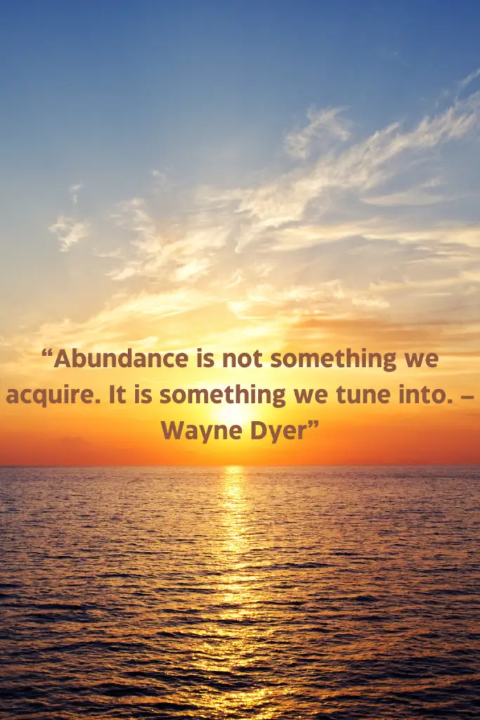 Infographic comparing abundance and scarcity mindsets.